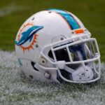 LANDOVER, MD - 13 DE SETEMBRO: Um capacete do Miami Dolphins fica na grama antes do início do jogo contra o Washington Redskins no FedExField em 13 de setembro de 2015 em Landover, Maryland.