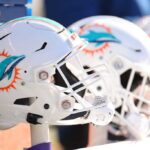 Detalhe do capacete do Miami Dolphins antes do jogo contra o Chicago Bears no Soldier Field em 6 de novembro de 2022 em Chicago, Illinois