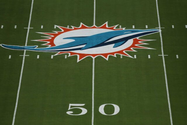 Um detalhe do logotipo do Miami Dolphins antes do jogo contra o Buffalo Bills no Hard Rock Stadium em 20 de setembro de 2020 em Miami Gardens, Flórida.