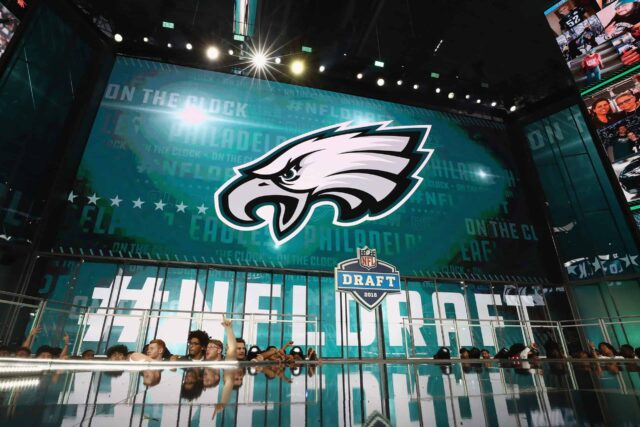 O logotipo do Philadelphia Eagles é visto em uma placa de vídeo durante a primeira rodada do Draft da NFL 2018 no AT&T Stadium em 26 de abril de 2018 em Arlington, Texas.