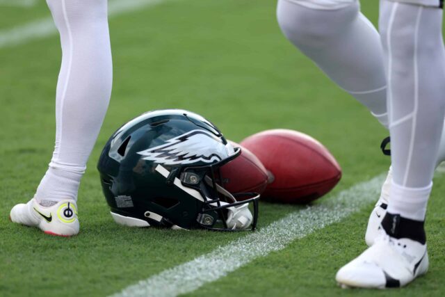 BALTIMORE, MARYLAND - 12 DE AGOSTO: Um capacete do Philadelphia Eagles fica na grama antes do início de um jogo de pré-temporada contra o Baltimore Ravens no M&T Bank Stadium em 12 de agosto de 2023 em Baltimore, Maryland.
