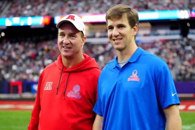 O técnico da AFC, Peyton Manning, e o técnico da NFC, Eli Manning, são vistos durante os jogos do NFL Pro Bowl de 2023 no Allegiant Stadium em 5 de fevereiro de 2023 em Las Vegas, Nevada.