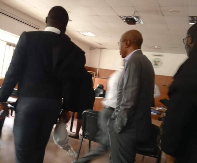 Emefiele chega ao tribunal de Lagos para acusação e1712561833102
