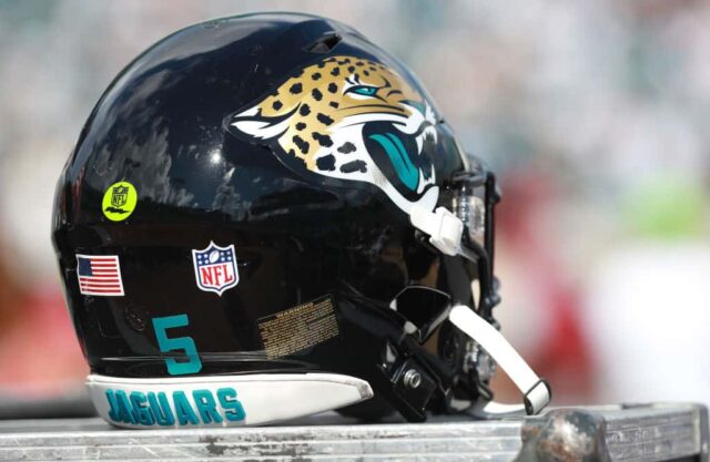 O capacete de futebol americano de Blake Bortles # 5 do Jacksonville Jaguars é visto na área do time durante o jogo contra o New York Jets no TIAA Bank Field em 30 de setembro de 2018 em Jacksonville, Flórida.