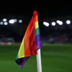 A bandeira do arco-íris em um estádio de futebol