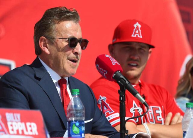 Mike Trout nº 27 do Los Angeles Angels of Anaheim observa enquanto o proprietário Arte Moreno fala durante uma coletiva de imprensa no Angel Stadium de Anaheim em 24 de março de 2019 em Anaheim, Califórnia.