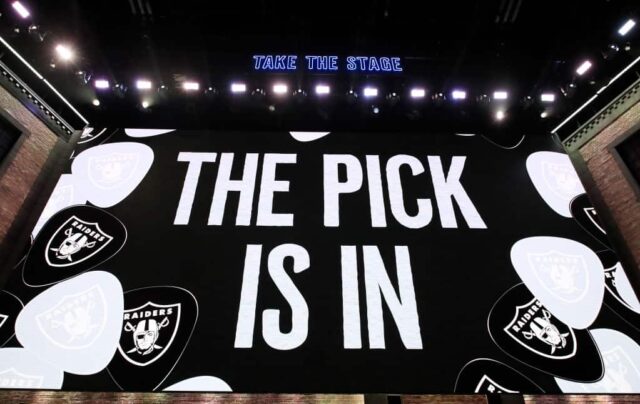 Uma visão geral de uma placa de vídeo como a escolha dos Oakland Raiders é anunciada durante a primeira rodada do Draft da NFL 2019 em 25 de abril de 2019 em Nashville, Tennessee.