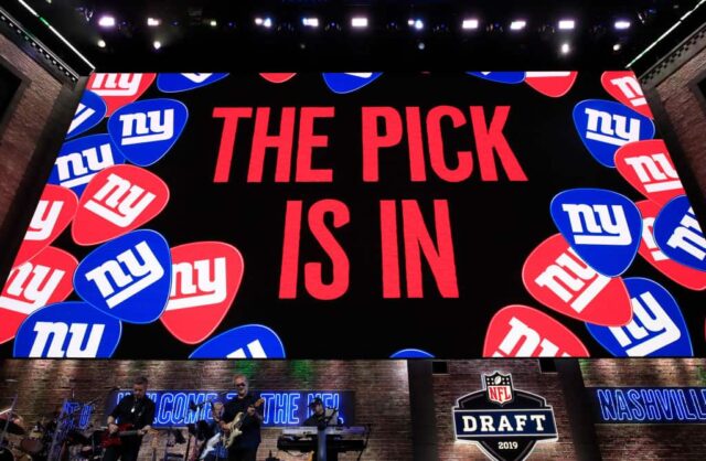 Uma visão geral de uma placa de vídeo conforme a escolha do New York Giants é anunciada durante a primeira rodada do Draft da NFL 2019 em 25 de abril de 2019 em Nashville, Tennessee. 