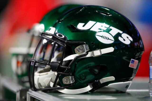 Um capacete do New York Jets fica em uma caixa de equipamentos durante a segunda metade de um jogo de pré-temporada da NFL contra o Atlanta Falcons no Mercedes-Benz Stadium em 15 de agosto de 2019 em Atlanta, Geórgia.