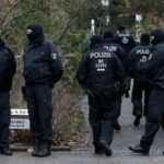 BERLIM, ALEMANHA - 07 DE DEZEMBRO: A polícia fica do lado de fora de uma residência que invadiu hoje, 7 de dezembro de 2022, em Berlim, Alemanha