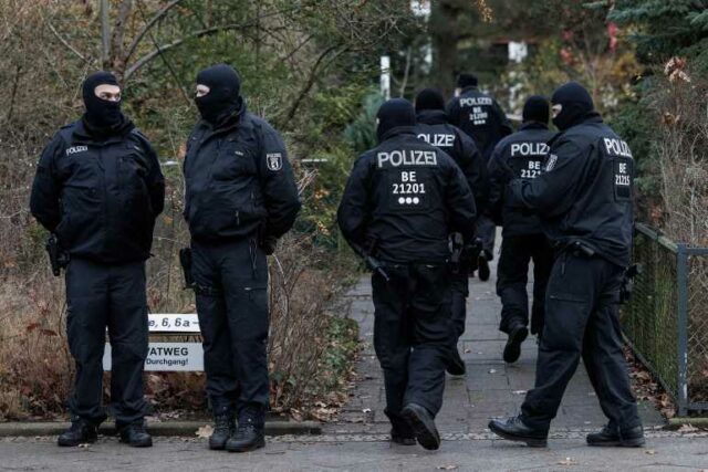 BERLIM, ALEMANHA - 07 DE DEZEMBRO: A polícia fica do lado de fora de uma residência que invadiu hoje, 7 de dezembro de 2022, em Berlim, Alemanha