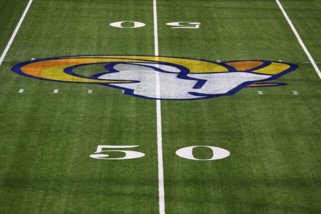 Uma visão geral do logotipo do Los Angeles Rams em campo antes do jogo amistoso do time Los Angeles Rams em 29 de agosto de 2020 em Inglewood, Califórnia. 