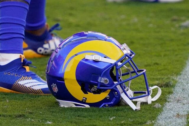 Um capacete do Los Angeles Rams é mostrado contra o San Francisco 49ers no Levi's Stadium em 18 de outubro de 2020 em Santa Clara, Califórnia.