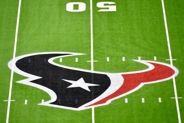 Uma visão detalhada do logotipo do Houston Texans antes do jogo entre o Houston Texans e o Green Bay Packers no NRG Stadium em 25 de outubro de 2020 em Houston, Texas.