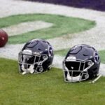 Os capacetes do Tennessee Titans ficam em campo antes do início do jogo Titans e Baltimore Ravens no M&T Bank Stadium em 22 de novembro de 2020 em Baltimore, Maryland.