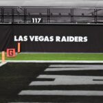 Os logotipos do Las Vegas Raiders são mostrados em uma parede antes de um jogo entre os Raiders e os Los Angeles Chargers no Allegiant Stadium em 17 de dezembro de 2020 em Las Vegas, Nevada.  Os Chargers derrotaram os Raiders por 30-27 na prorrogação.