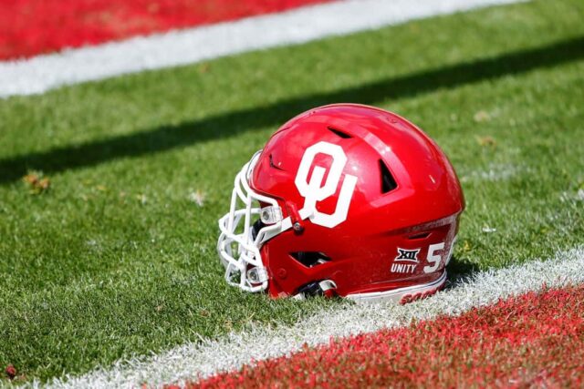 Um capacete do Oklahoma Sooners fica na end zone antes do jogo de primavera do time no Gaylord Family Oklahoma Memorial Stadium em 24 de abril de 2021 em Norman, Oklahoma.