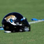 Um capacete do Jacksonville Jaguars visto durante o Minicamp obrigatório do Jacksonville Jaguars no TIAA Bank Field em 15 de junho de 2021 em Jacksonville, Flórida.