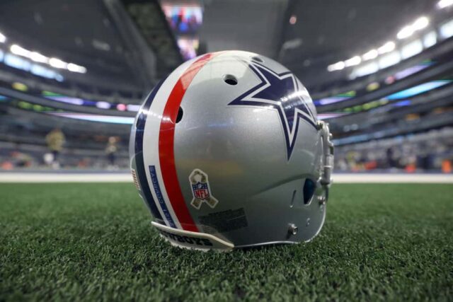 Uma vista do capacete do Dallas Cowboys com uma faixa vermelha e azul para homenagear as forças armadas do nosso país e os ganhadores da Medalha de Honra no jogo Salute to Service enquanto os Cowboys recebem o Denver Broncos no AT&T Stadium em 07 de novembro de 2021 em Arlington, Texas.