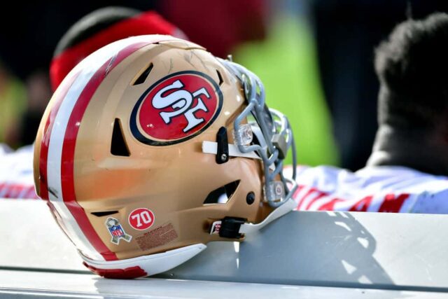 Um capacete do San Francisco 49ers no banco durante o jogo contra o Jacksonville Jaguars no TIAA Bank Field em 21 de novembro de 2021 em Jacksonville, Flórida.