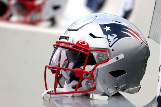Uma vista dos capacetes do New England Patriots no Gillette Stadium em 17 de outubro de 2021 em Foxborough, Massachusetts.