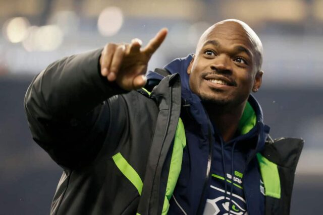 Adrian Peterson #21 do Seattle Seahawks reage após derrotar o Detroit Lions por 51-29 no Lumen Field em 02 de janeiro de 2022 em Seattle, Washington.