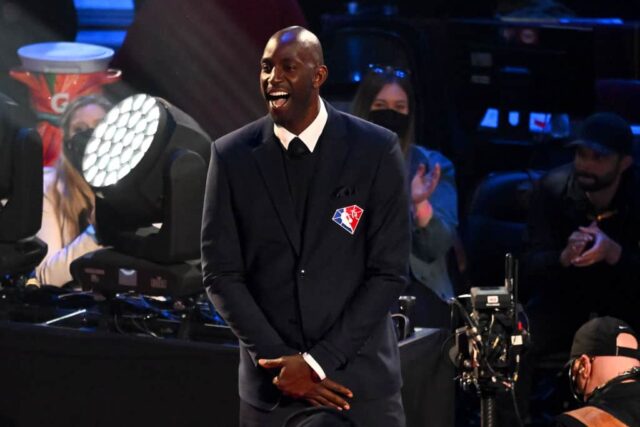 Kevin Garnett reage após ser apresentado como parte da equipe do aniversário de 75 anos da NBA durante o 2022 NBA All-Star Game no Rocket Mortgage Fieldhouse em 20 de fevereiro de 2022 em Cleveland, Ohio.
