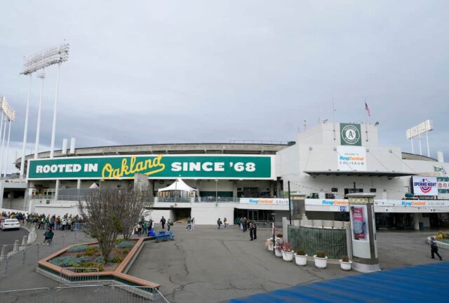 Uma visão geral da parte externa do estádio antes do início da estreia em casa entre o Baltimore Orioles e o Oakland A's no RingCentral Coliseum em 18 de abril de 2022 em Oakland, Califórnia.