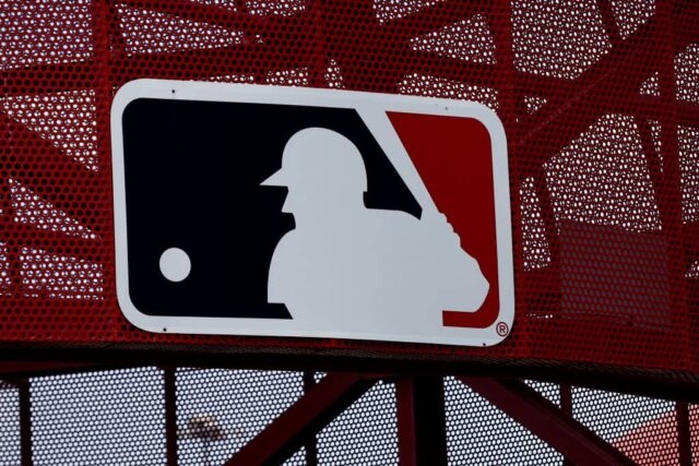 Um logotipo da MLB é visto antes de um jogo entre o Oakland Athletics e o Los Angeles Angels no Angel Stadium de Anaheim em 22 de maio de 2022 em Anaheim, Califórnia.