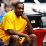 O técnico Gilbert Arenas dos Inimigos observa durante o jogo contra o Power na terceira semana do BIG3 no Comerica Center em 02 de julho de 2022 em Frisco, Texas.