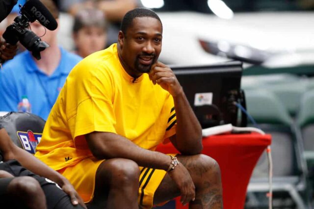 O técnico Gilbert Arenas dos Inimigos observa durante o jogo contra o Power na terceira semana do BIG3 no Comerica Center em 02 de julho de 2022 em Frisco, Texas.