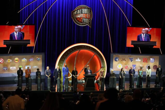 Os consagrados da classe de 2022 do Hall da Fama do Basquete do Naismith Memorial sobem no palco enquanto Jerry Colangelo fala durante a Cerimônia de Consagração do Hall da Fama do Basquete de 2022 no Symphony Hall em 10 de setembro de 2022 em Springfield, Massachusetts.