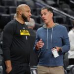 O técnico Darvin Ham (L) e o vice-presidente de operações de basquete e gerente geral Rob Pelinka do Los Angeles Lakers conversam antes de um jogo de pré-temporada contra o Minnesota Timberwolves na T-Mobile Arena em 6 de outubro de 2022 em Las Vegas, Nevada.  Os Timberwolves derrotaram o Lakers por 114-99.