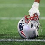 Detalhe de um jogador do New England Patriots segurando um capacete antes do jogo entre o Chicago Bears e o New England Patriots no Gillette Stadium em 24 de outubro de 2022 em Foxborough, Massachusetts.