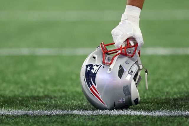 Detalhe de um jogador do New England Patriots segurando um capacete antes do jogo entre o Chicago Bears e o New England Patriots no Gillette Stadium em 24 de outubro de 2022 em Foxborough, Massachusetts.