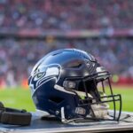 Um capacete do Seattle Seahawks é visto antes da partida da NFL entre Seattle Seahawks e Tampa Bay Buccaneers na Allianz Arena em 13 de novembro de 2022 em Munique, Alemanha.
