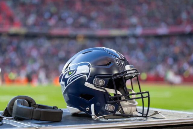 Um capacete do Seattle Seahawks é visto antes da partida da NFL entre Seattle Seahawks e Tampa Bay Buccaneers na Allianz Arena em 13 de novembro de 2022 em Munique, Alemanha.