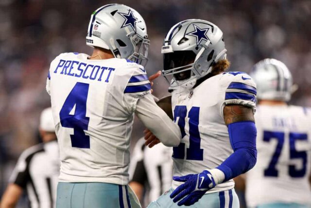 Dak Prescott nº 4 do Dallas Cowboys e Ezekiel Elliott nº 21 do Dallas Cowboys comemoram no quarto quarto de um jogo contra o Houston Texans no AT&T Stadium em 11 de dezembro de 2022 em Arlington, Texas.