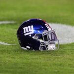 Um capacete do New York Giants fica em campo antes do início do jogo contra o Washington Commanders no FedExField em 18 de dezembro de 2022 em Landover, Maryland.