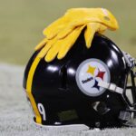 Um detalhe do Gunner Olszewski #89 do capacete do Pittsburgh Steelers antes do jogo contra o Baltimore Ravens no M&T Bank Stadium em 01 de janeiro de 2023 em Baltimore, Maryland.