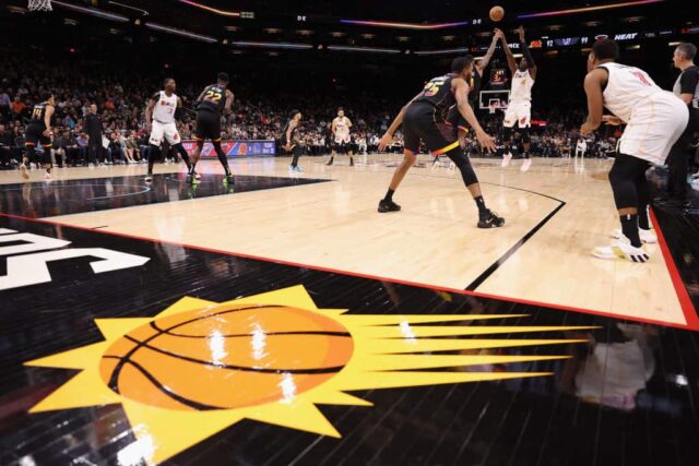 Victor Oladipo # 4 do Miami Heat faz um arremesso de três pontos contra o Phoenix Suns durante a segunda metade do jogo da NBA no Footprint Center em 6 de janeiro de 2023 em Phoenix, Arizona.  O Heat derrotou o Suns por 104-96.