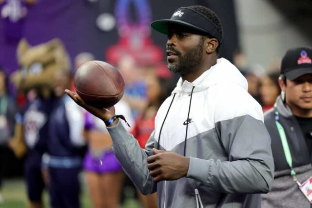 Michael Vick observa durante os jogos do NFL Pro Bowl de 2023 no Allegiant Stadium em 5 de fevereiro de 2023 em Las Vegas, Nevada.