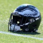 Uma visão detalhada de um capacete do Philadelphia Eagles durante o treino antes do Super Bowl LVII em 8 de fevereiro de 2023 em Glendale, Arizona.  O Philadelphia Eagles enfrenta o Kansas City Chiefs no Super Bowl LVII em 12 de fevereiro de 2023 no State Farm Stadium.