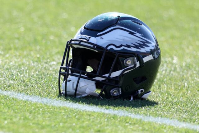 Uma visão detalhada de um capacete do Philadelphia Eagles durante o treino antes do Super Bowl LVII em 8 de fevereiro de 2023 em Glendale, Arizona.  O Philadelphia Eagles enfrenta o Kansas City Chiefs no Super Bowl LVII em 12 de fevereiro de 2023 no State Farm Stadium.