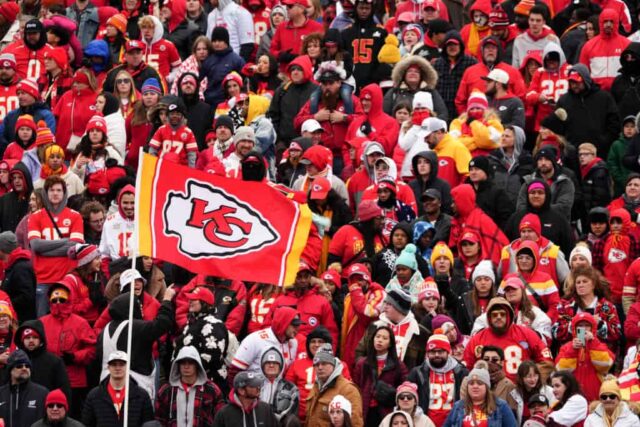 Uma visão geral dos fãs durante o desfile da vitória do Kansas City Chiefs Super Bowl LVII em 15 de fevereiro de 2023 em Kansas City, Missouri.