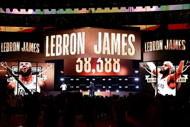 LeBron James nº 6 do Los Angeles Lakers é homenageado como o maior artilheiro de todos os tempos durante o intervalo do NBA All Star Game 2023 entre o Team Giannis e o Team LeBron na Vivint Arena em 19 de fevereiro de 2023 em Salt Lake City, Utah.