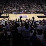 Uma visão geral dos torcedores torcendo durante o terceiro quarto do sétimo jogo dos playoffs da primeira rodada da Conferência Oeste entre o Golden State Warriors e o Sacramento Kings no Golden 1 Center em 30 de abril de 2023 em Sacramento, Califórnia.