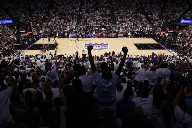 Uma visão geral dos torcedores torcendo durante o terceiro quarto do sétimo jogo dos playoffs da primeira rodada da Conferência Oeste entre o Golden State Warriors e o Sacramento Kings no Golden 1 Center em 30 de abril de 2023 em Sacramento, Califórnia.