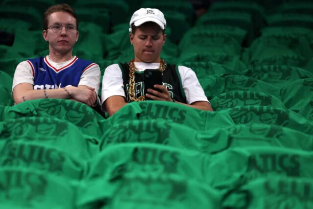 Os fãs assistem antes do sétimo jogo das semifinais da Conferência Leste dos Playoffs da NBA de 2023 entre o Boston Celtics e o Philadelphia 76ers no TD Garden em 14 de maio de 2023 em Boston, Massachusetts.