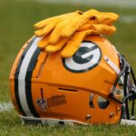 Uma visão detalhada de um capacete do Green Bay Packers durante uma sessão de treinos OTA no Don Hutson Center em 31 de maio de 2023 em Ashwaubenon, Wisconsin.